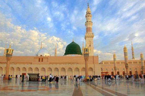 Sholat Di Masjid Yang Terdapat Kuburan
